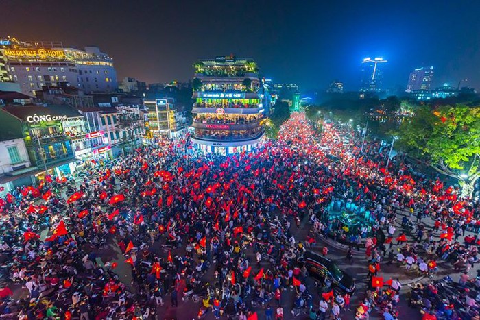 Người Hà Nội đổ ra đường ăn mừng sau chiến thắng của đội tuyển bóng đá quốc gia tháng 1-2018